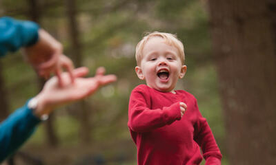 child without hearing, sign language; ability