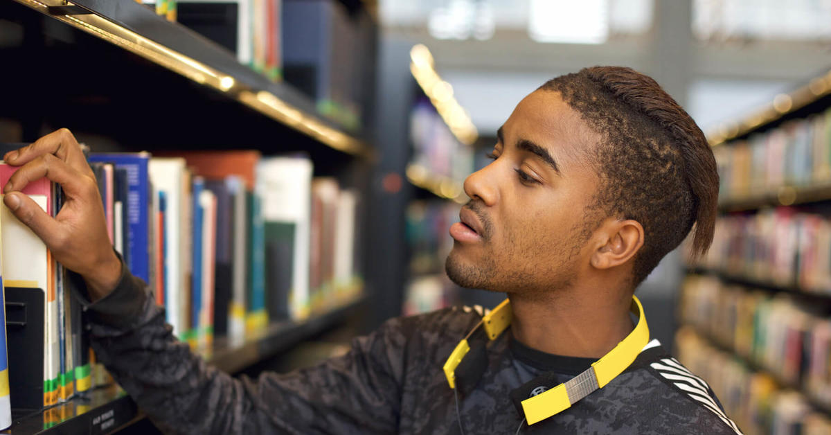 Писатель и издатель картинки. Finding the library. Школьная библиотека в америке. Библиотекарь мужчина. Человек в архиве.