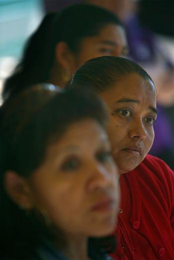 Mothers gathering for an Abriendo Puertas class led by Carmen DeLeon